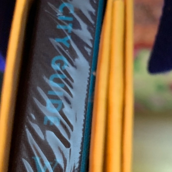 SOLD - ✨ HOST PICK ✨ Louis Vuitton wrapped city guide gift - Picture 8 of 11